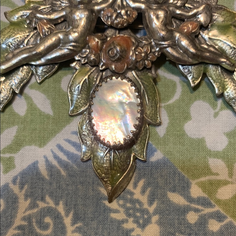 Vintage Brass Sadie Green Cherub Angel Floral Brooch with Mother of Pearl - Picture 8 of 13